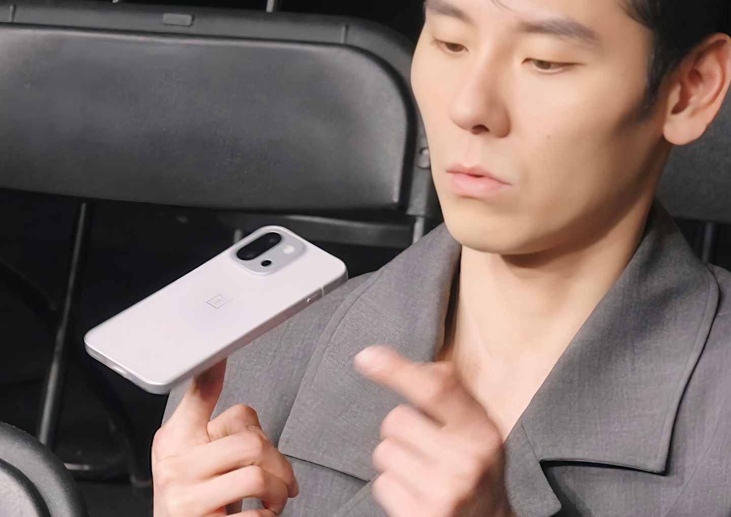 OnePlus 13T показали в коротком видеоролике